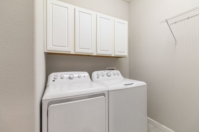 Building Photo - Spacious 4 bed, 3 Bath Terra Bella Home fo...
