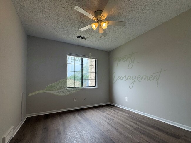 Building Photo - SPACIOUS TOWNHOME IN KANSAS CITY