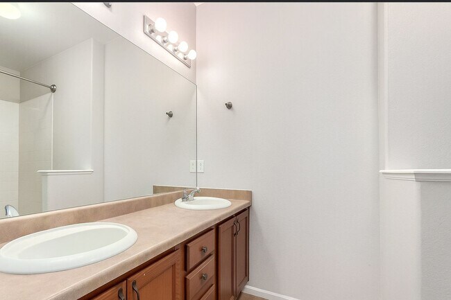 Building Photo - Bright, Spacious & Move-In Ready Penthouse Living in Littleton!  Available Now