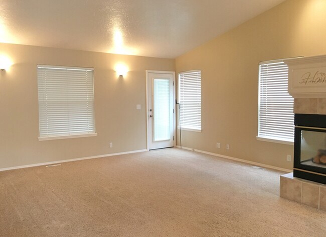Building Photo - Beautiful 3 bed 2 bath home in a quiet cul-d-sack in downtown Eagle off Palmetto Ave