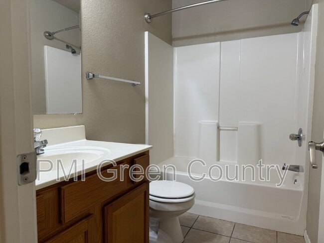 Building Photo - 402 W 125th St S
