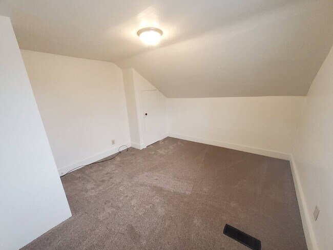 Building Photo - 928 W Kamps Ave