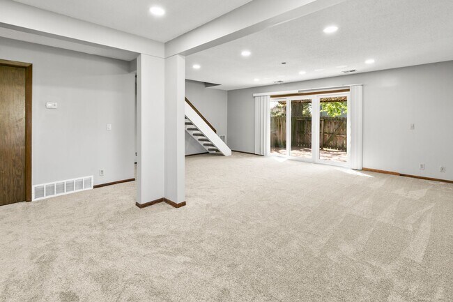 Building Photo - Spacious 3 Bedroom/ 3 Bath Townhouse