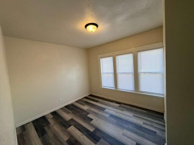 Building Photo - 653 W Bruce St