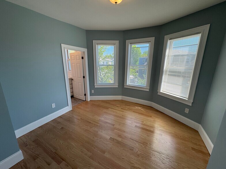 Building Photo - 116 Holland St