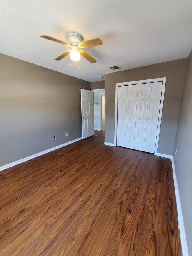 Building Photo - 20 Druid Ln