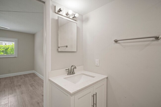 Building Photo - Nicely Renovated 2 bedrooms 2 bathrooms Co...