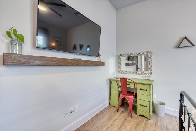 Building Photo - 1531 E Earll Dr