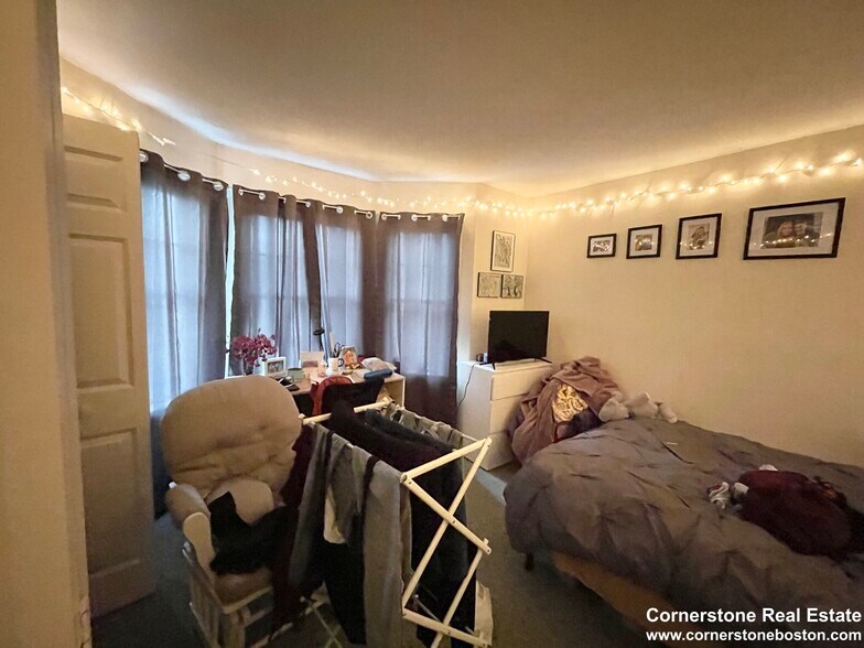 Building Photo - 62 Hillside St