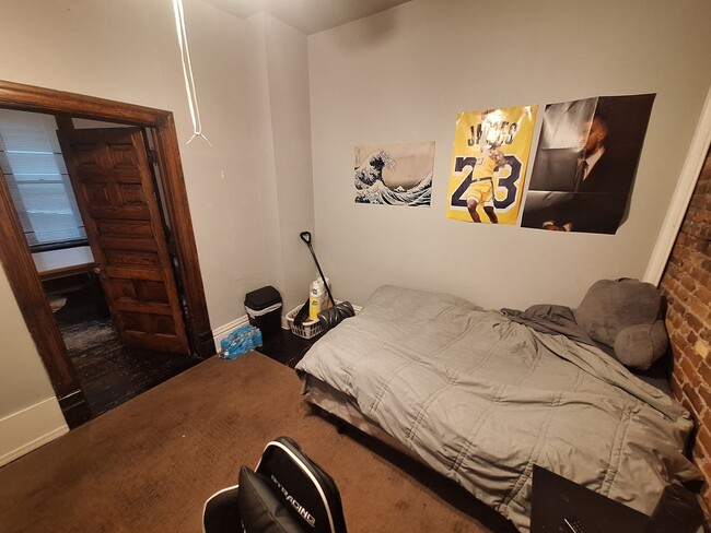 Building Photo - Large 3 Bedroom Open July 1st!