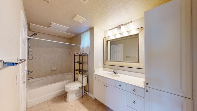Building Photo - Beautiful 2 bedroom 1 bathrrom condo in Vi...