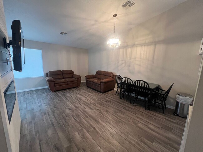 Building Photo - 675 Ridge Rim Way