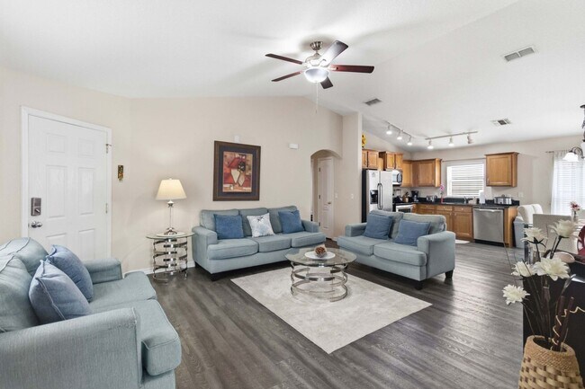 Building Photo - Single Family Home in Davenport now Available For Rent!