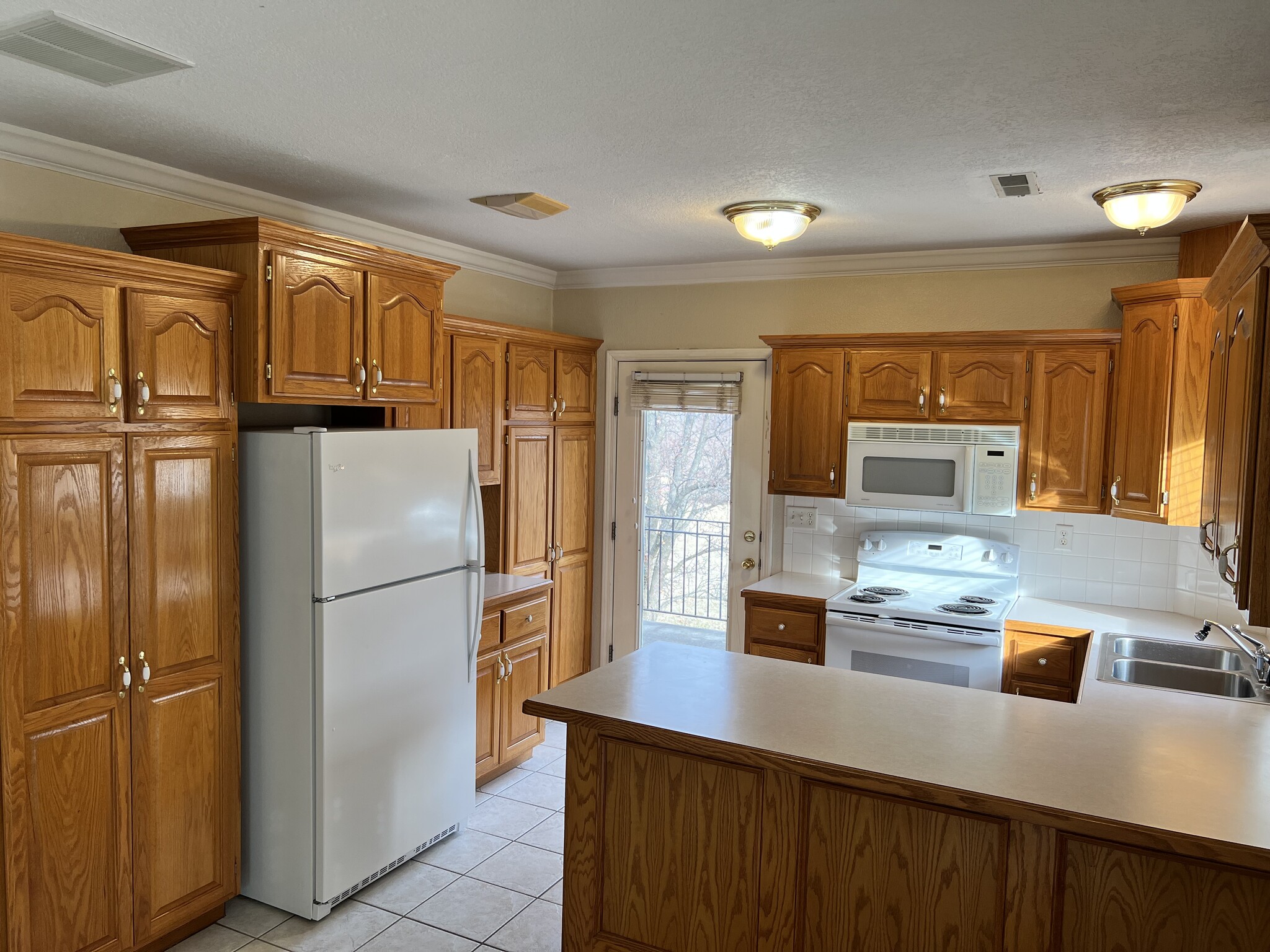 Kitchen - 619 Davis St