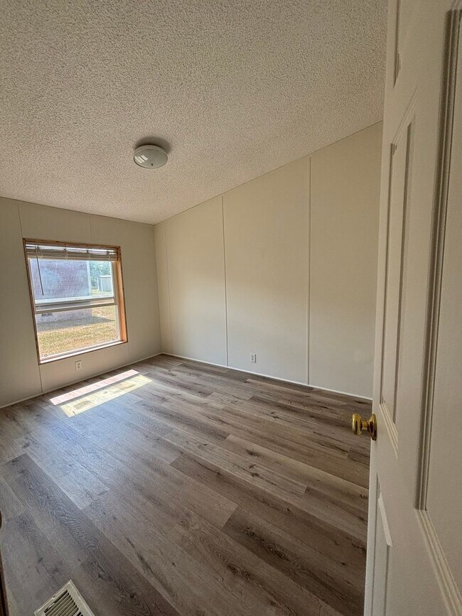 Building Photo - 221 Silver Maple Dr
