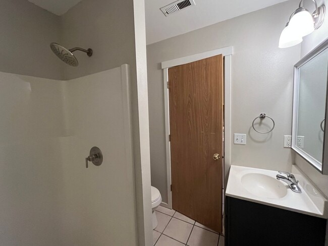 Building Photo - 3 Bed, 2 Bath Home- Fenced Back Yard!