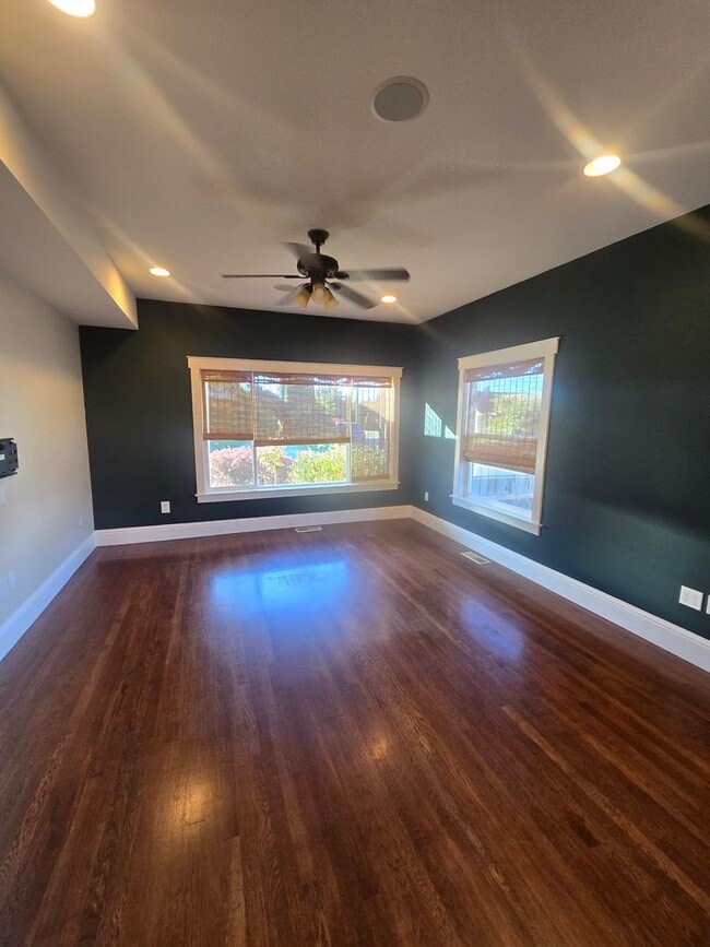 Building Photo - Spacious 5 Bedroom Home in Burlington - Available for Rent