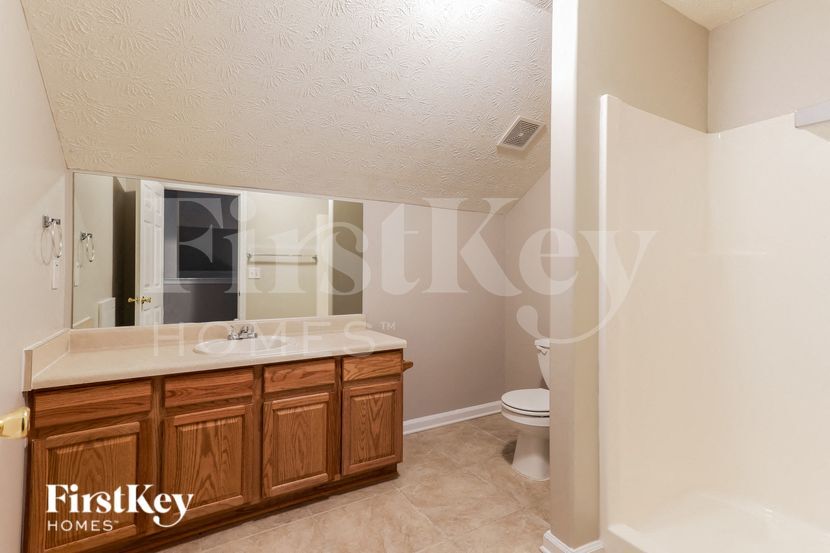 Building Photo - 940 Willow Hollow Dr