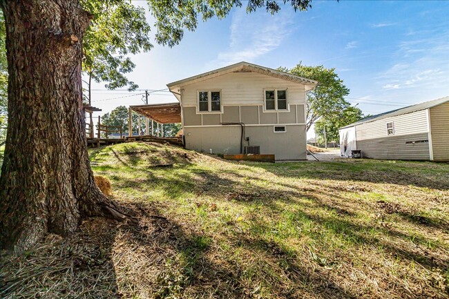 Building Photo - Home on 1 acre