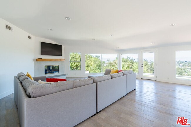 Building Photo - 5026 Medina Rd