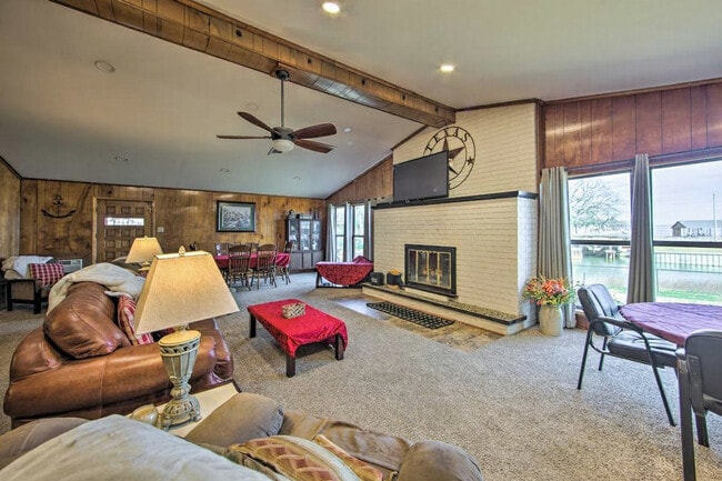 Building Photo - 928 Welch Ln