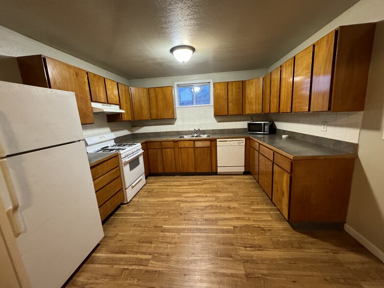 Building Photo - 16943 Hanson Dr