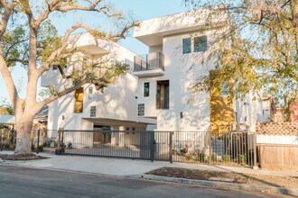 Building Photo - Two Bedroom Town Home-style Like Near NoHo...