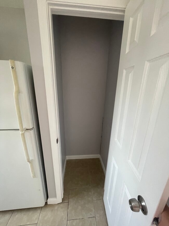 Building Photo - 715 W 13th St