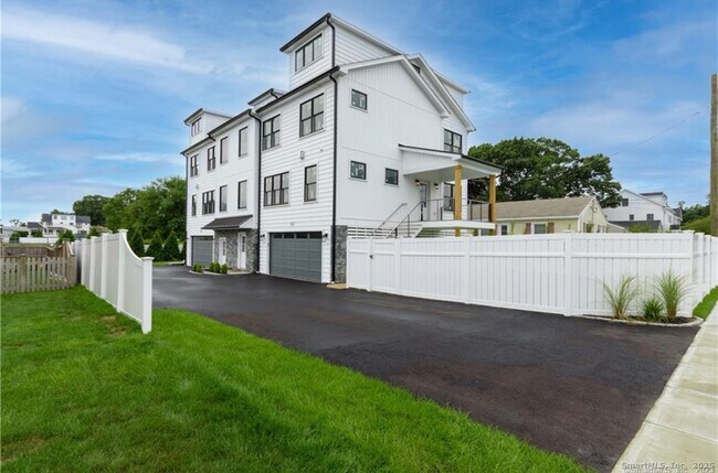 Primary Photo - 124 Fox St