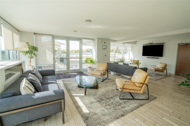 Building Photo - 300 Bowie St