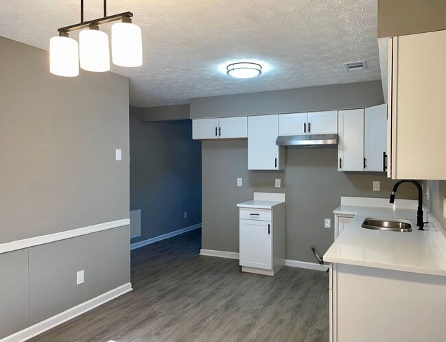 Building Photo - Totally Remodeled 2 Bed/1.5 Bath Ranch Style Duplex in a Quiet but Convenient Neighborhood!