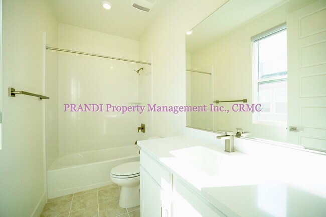Building Photo - Brand New Townhome, Luxury Meets Convenience!