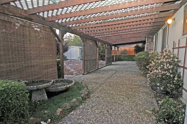 Building Photo - 3 Bedroom Home in Rincon Valley