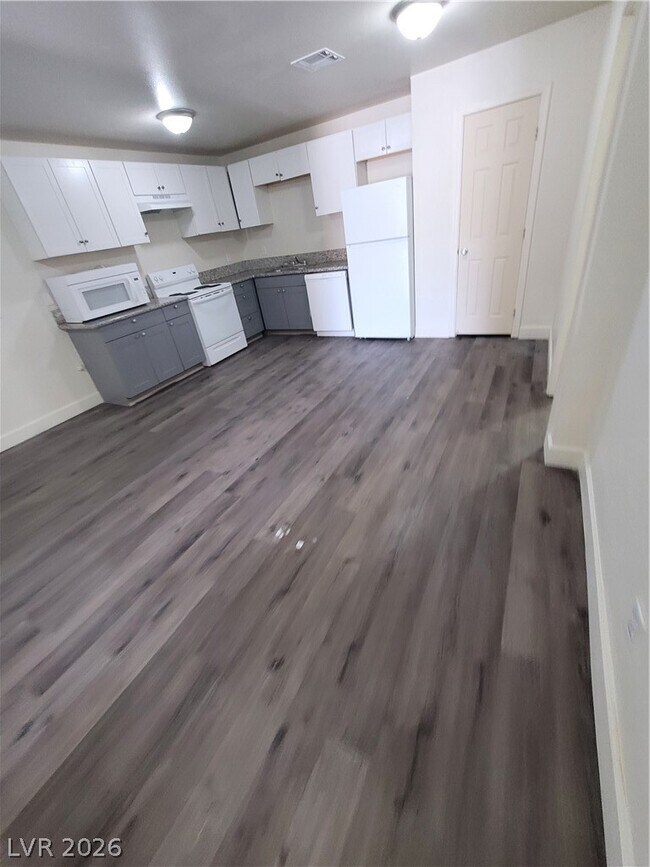 Building Photo - 3412 Townhouse Dr