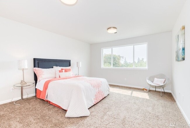 Building Photo - Newer 4 Bed 2.5 Bath with Bonus Room!!