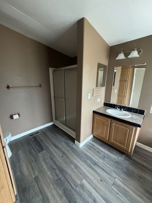 Building Photo - Spacious 4 bedroom 2 bath