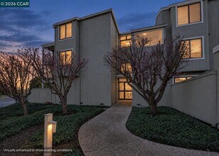 Building Photo - 2 Lakeview Ct