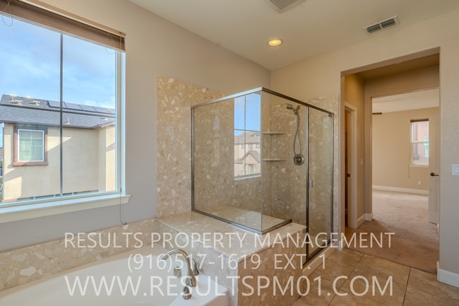 Building Photo - Spacious 3 Bedroom home! Great location!