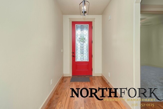 Building Photo - Desirable Star Home Coupled with Convenience