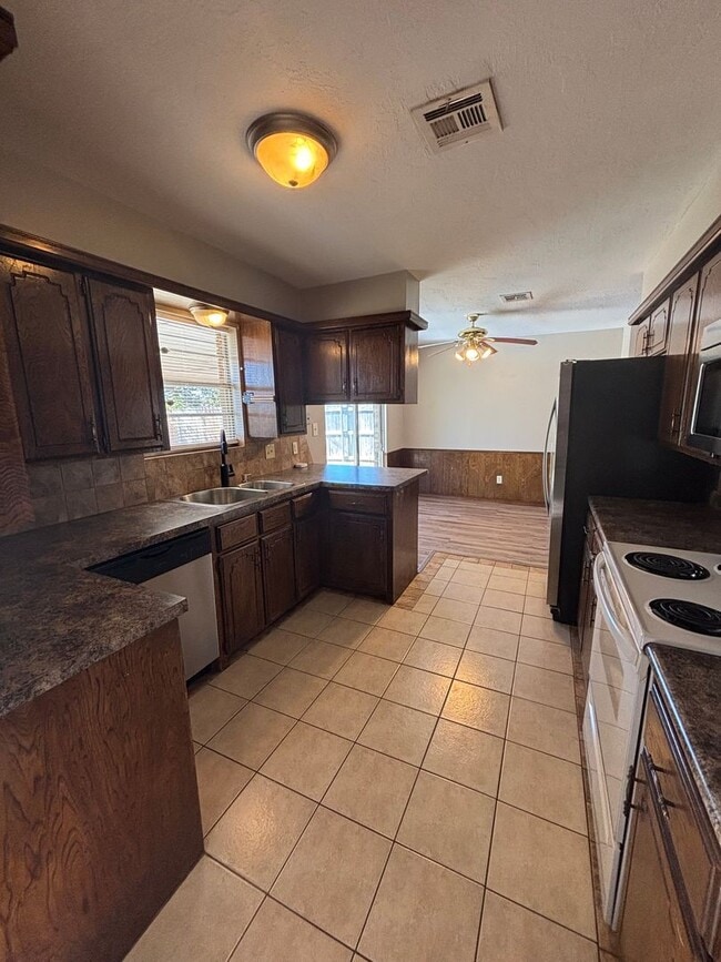 Building Photo - Spacious 3 bedroom, 2 bathroom home availa...