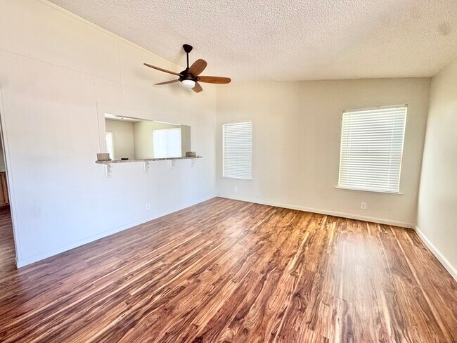 Building Photo - Beautiful 3 bedroom 2 bathroom single story!