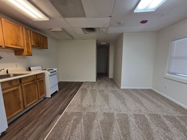 Building Photo - 2 Bed Apartment in the Heart of Golden!