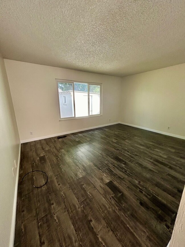 Building Photo - Excellent Castro Valley location!  Close t...