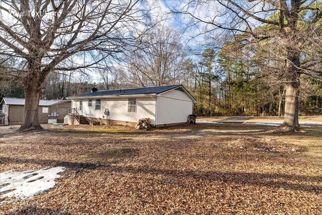 Building Photo - Welcome To This Smart 3 Bedroom, 1.5 Bath ...