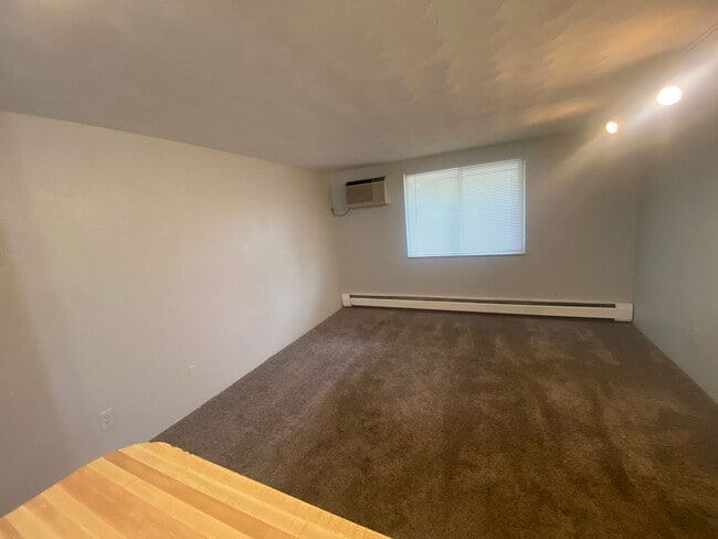 Building Photo - 2-Bedroom 2-Bathroom Condo in Country Club Villas!