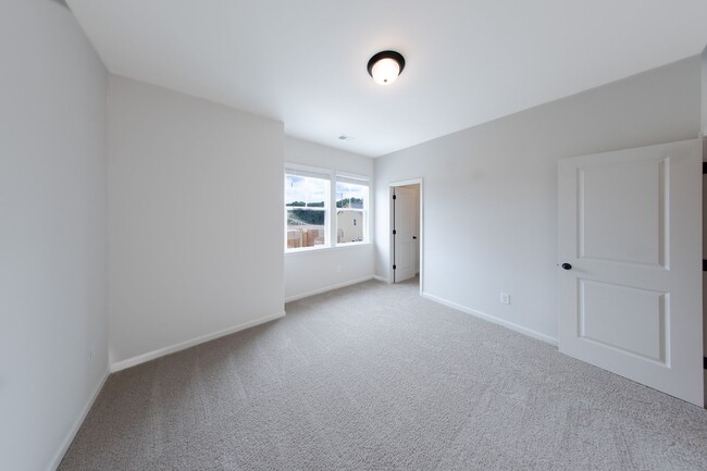 Building Photo - 3 Summit Dr E