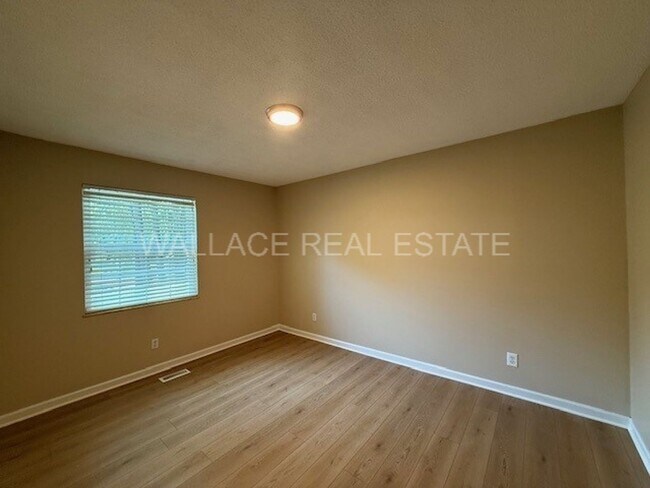 Building Photo - UPDATED 4 BEDROOM IN CRESTWOOD HILLS IN W. KNOXVILLE