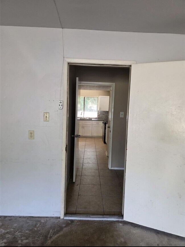 Building Photo - 14319 Whitecross Dr