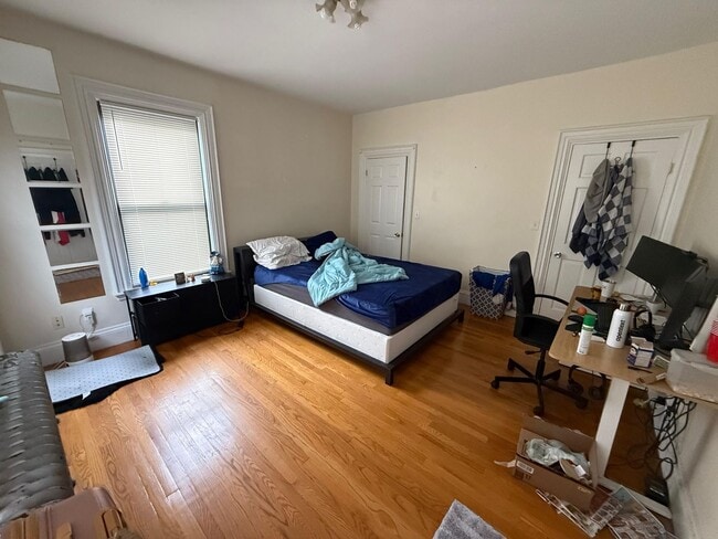 Building Photo - ALLSTON 5 BED/2 BATH AVAILABLE 9/1