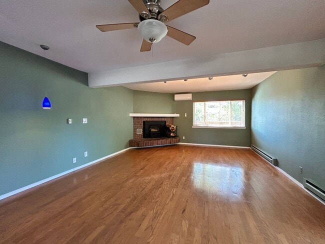 Building Photo - Beautiful & Bright Corner Condo in North Boulder